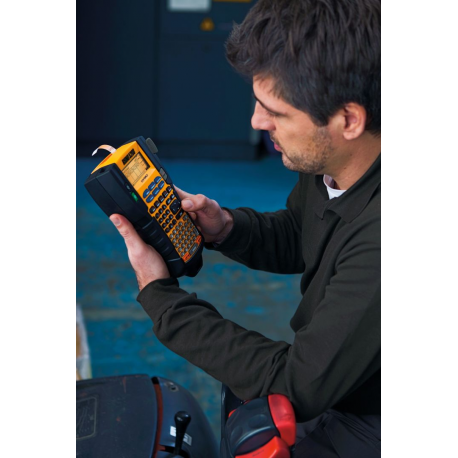 DYMO Rhino 5200 - Hard Case Kit - labelmaker - B / W - Roll (1.9 cm) - cutter - yellow - 38